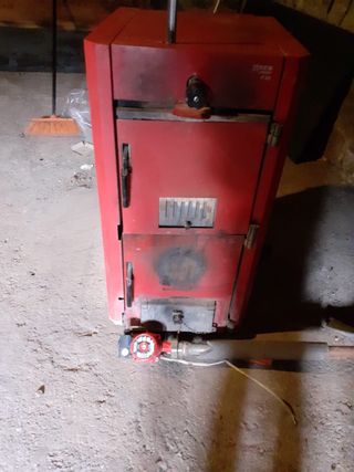 Caldera de carbón Roca P30 roja