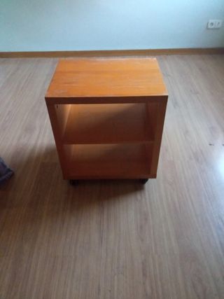 Mesa auxiliar de madera con ruedas