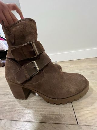 Botines Carmela Marrones con Hebillas