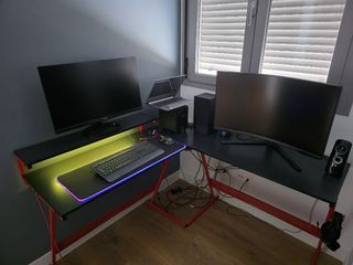 Mesa Gaming Negra con Patas Rojas