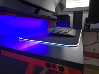 Mesa Gaming Negra con Patas Rojas