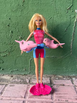 Barbie con delfines giratorios