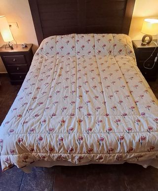 Colcha edredón con claveles beige y rosa