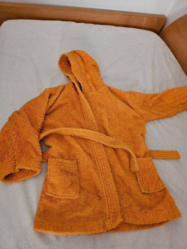 Albornoz naranja con nombre bordado