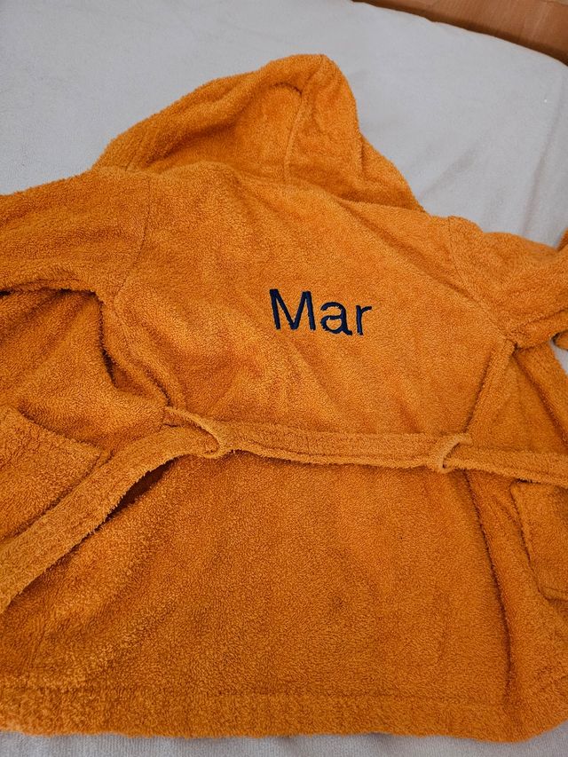 Albornoz naranja con nombre bordado