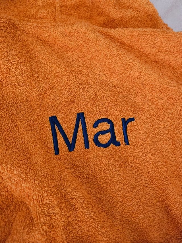 Albornoz naranja con nombre bordado