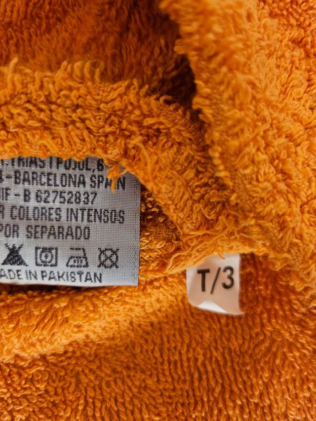 Albornoz naranja con nombre bordado