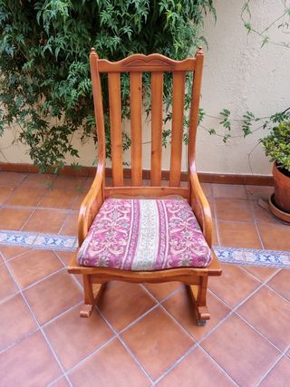 Mecedora de pino con cojin 
