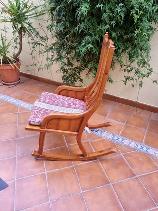 Mecedora de pino con cojin 