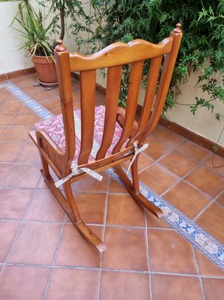 Mecedora de pino con cojin 