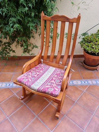 Mecedora de pino con cojin 