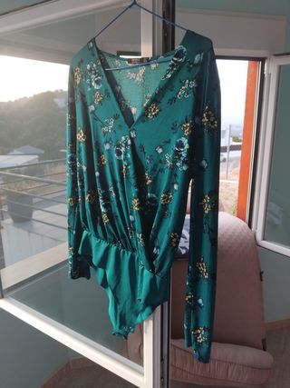 Body Bershka verde estampado floral