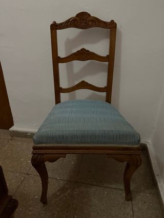 Silla de madera azul con asiento tapizado