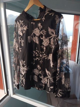 Blusa negra bordada rosa palo Talla L