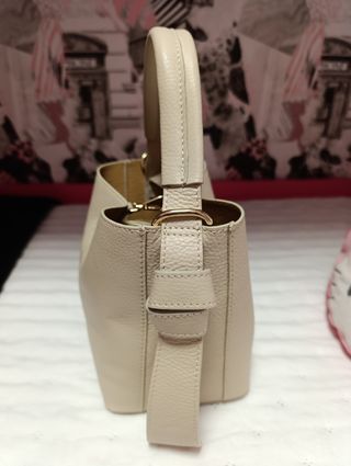 Bolso de piel beige pequeño