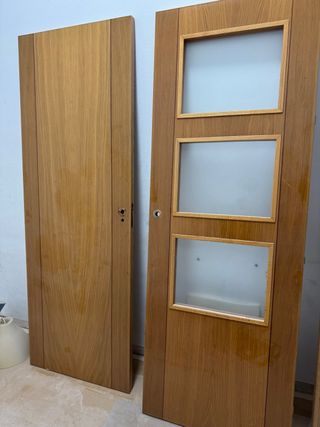 Dos puertas de madera maciza