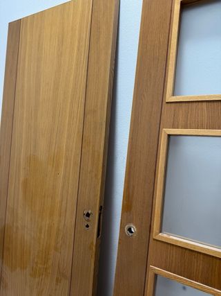 Dos puertas de madera maciza
