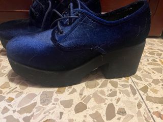 Zapatos de tacón azul de terciopelo