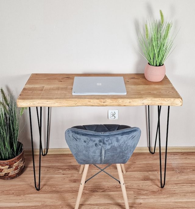 Escritório rústico em madeira natural com borda viva