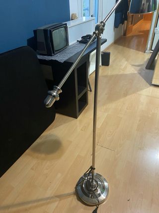 Lámpara de pie metálica brillante