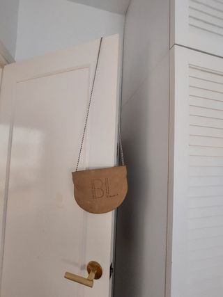 Bolso de mano beige con iniciales BL