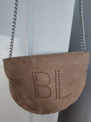 Bolso de mano beige con iniciales BL
