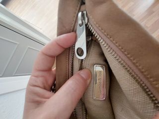 Bolso de mano beige con iniciales BL