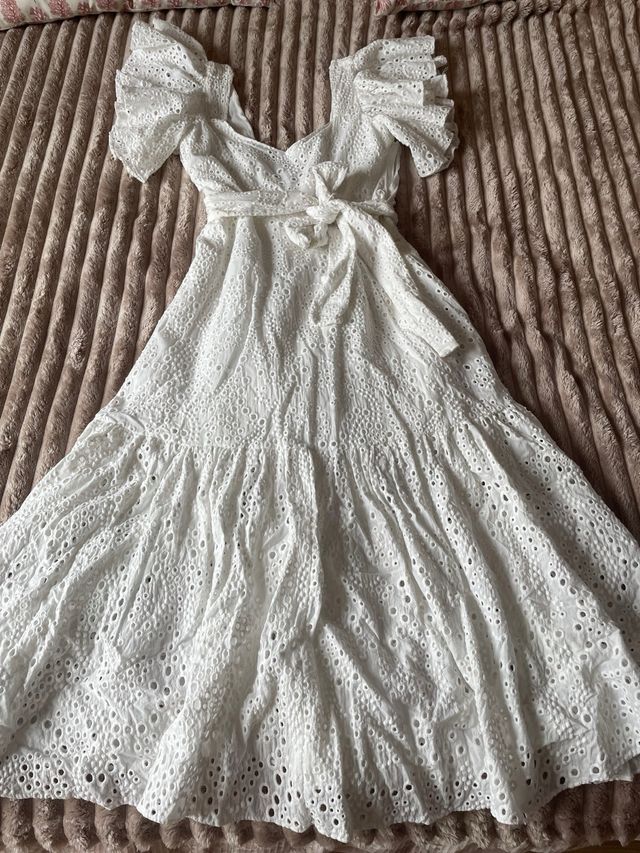 Vestido blanco bordado con volantes Zara talla S
