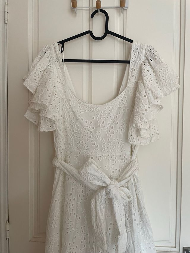 Vestido blanco bordado con volantes Zara talla S