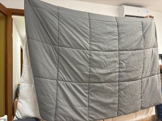 Edredón gris y blanco de tela Cama de 90