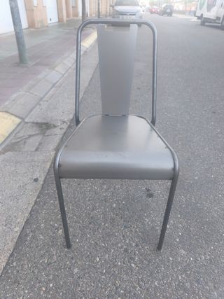 Sillas metálicas grises