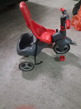 Triciclo infantil rojo y gris