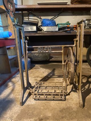 Pie de máquina de coser antiguo