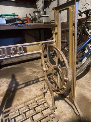 Pie de máquina de coser antiguo