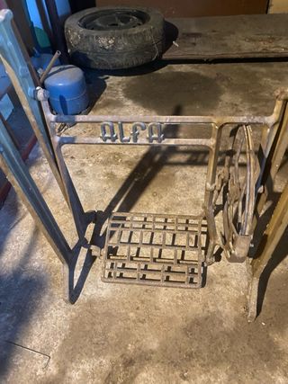Pie de máquina de coser antiguo