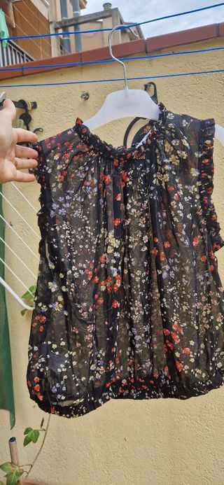 Blusa Mango floral negra multicolor