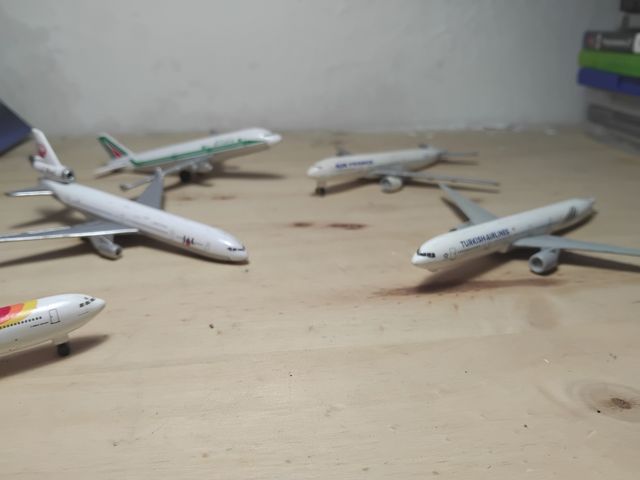 Aviones de metal a escala