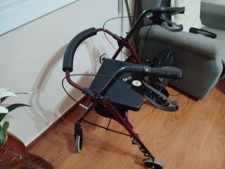 Andador con asiento y ruedas