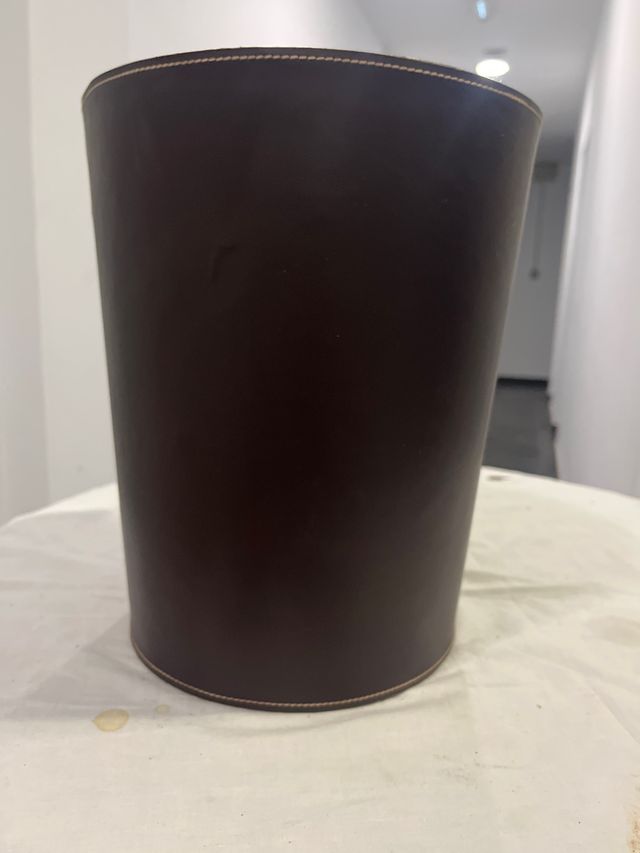 Papelera de piel oscura ideal para oficina