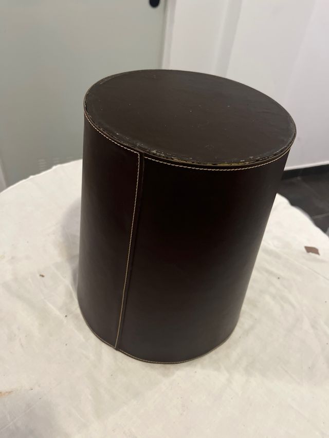 Papelera de piel oscura ideal para oficina