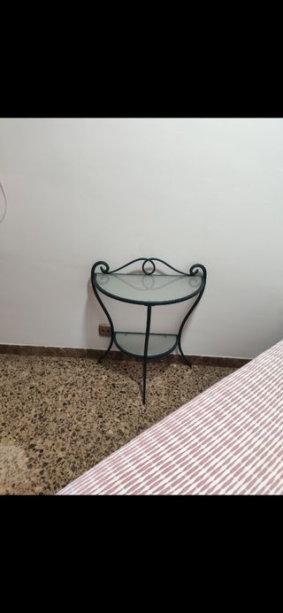 Mesita de noche de cristal y metal