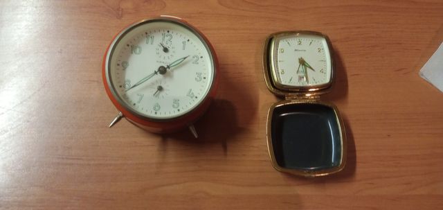 Dos despertadores antiguos