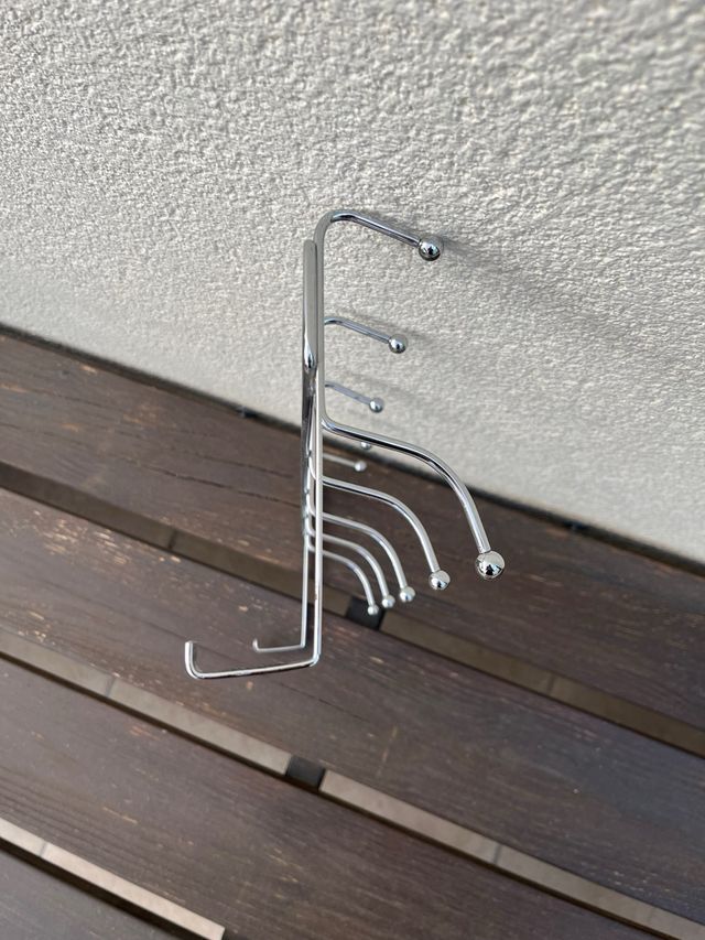 Colgador de puerta metálico plateado