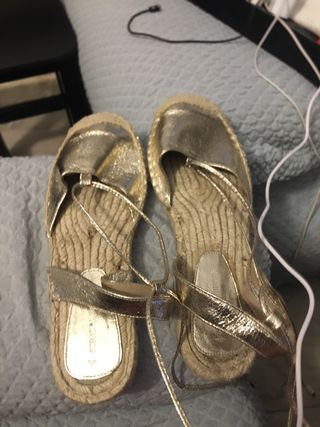 Sandalias doradas con cuerdas