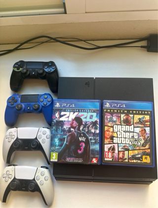 PS4 con 2 mandos PS4, 2 PS5 y 2 juegos