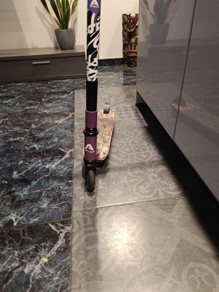 Patinete freestyle morado y dorado
