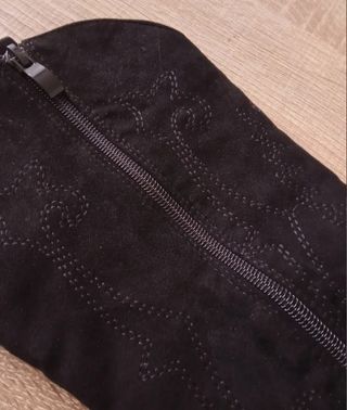 (37) Botas altas negras con tacones de madera