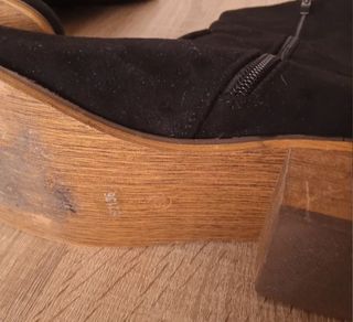 (37) Botas altas negras con tacones de madera