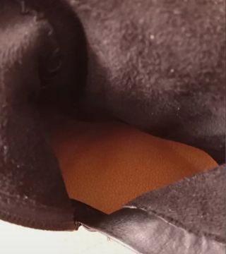 (37) Botas altas negras con tacones de madera