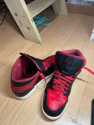 Nike Air Jordan 1 Mid Rojas y Negras